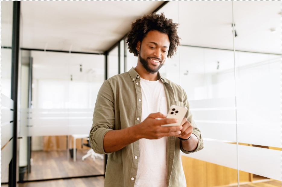 Person abroad using the Senda Data app to send mobile data and airtime